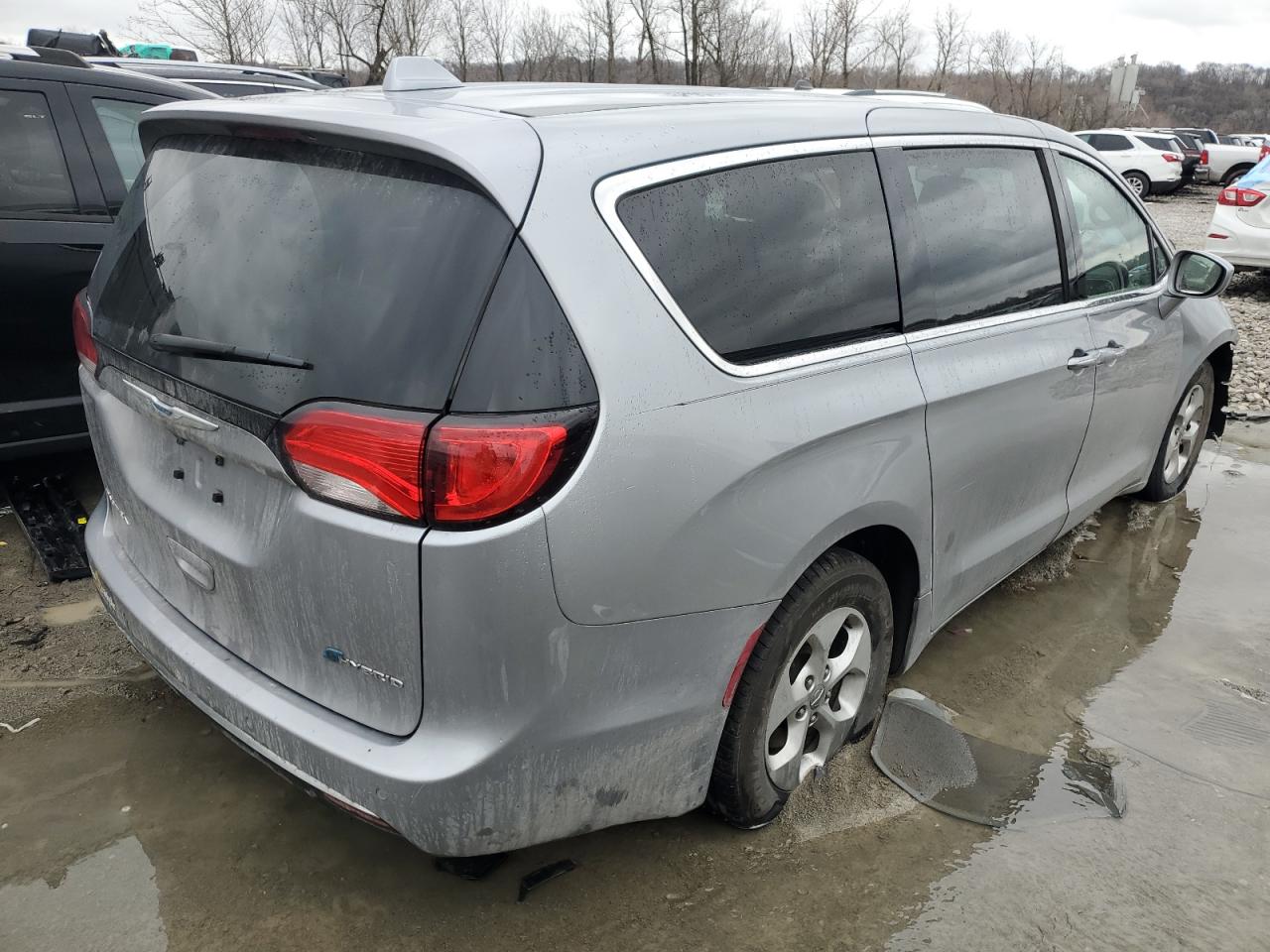 2018 Chrysler Pacifica - Image 3