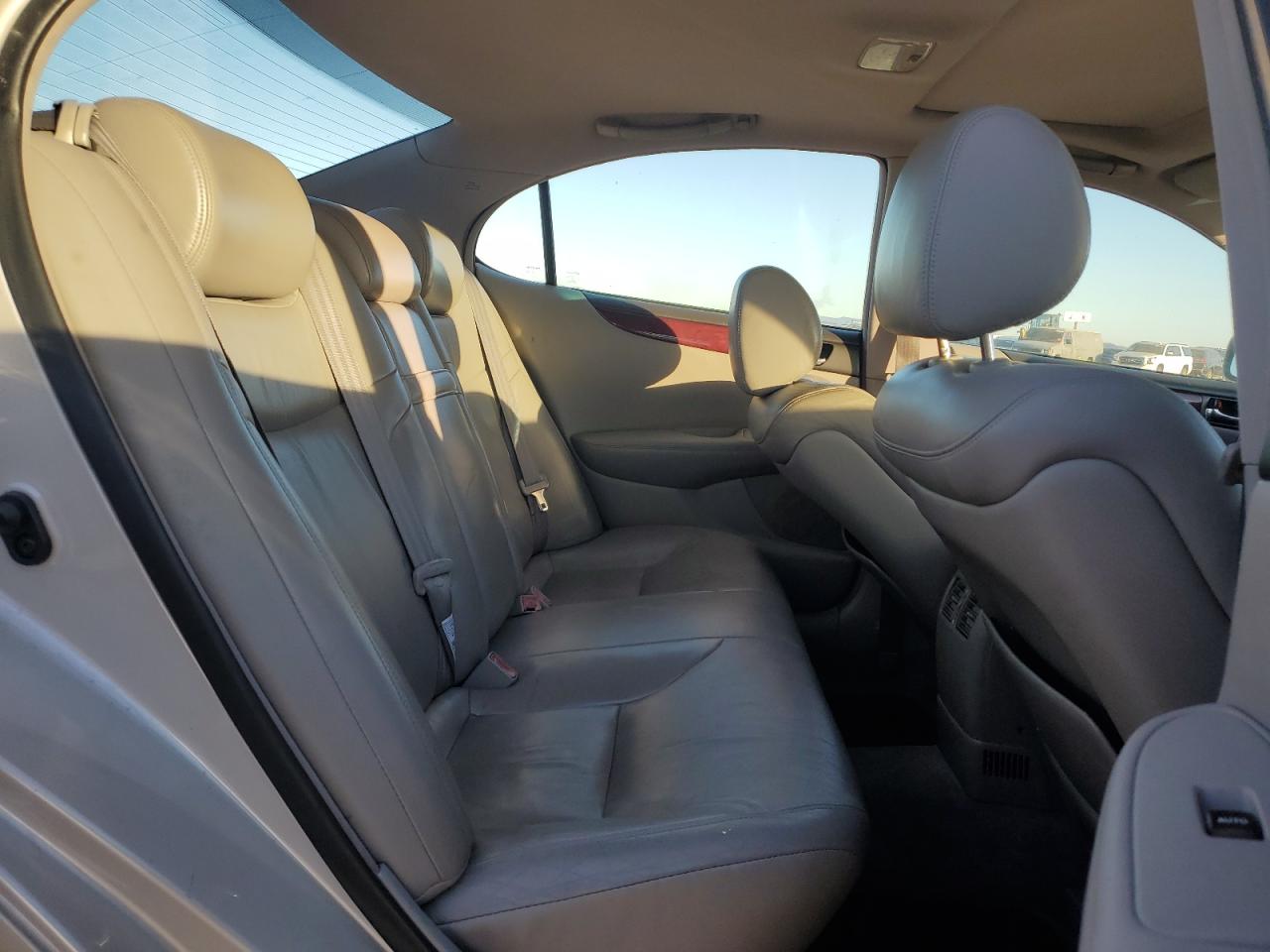 2002 Lexus ES - Image 10