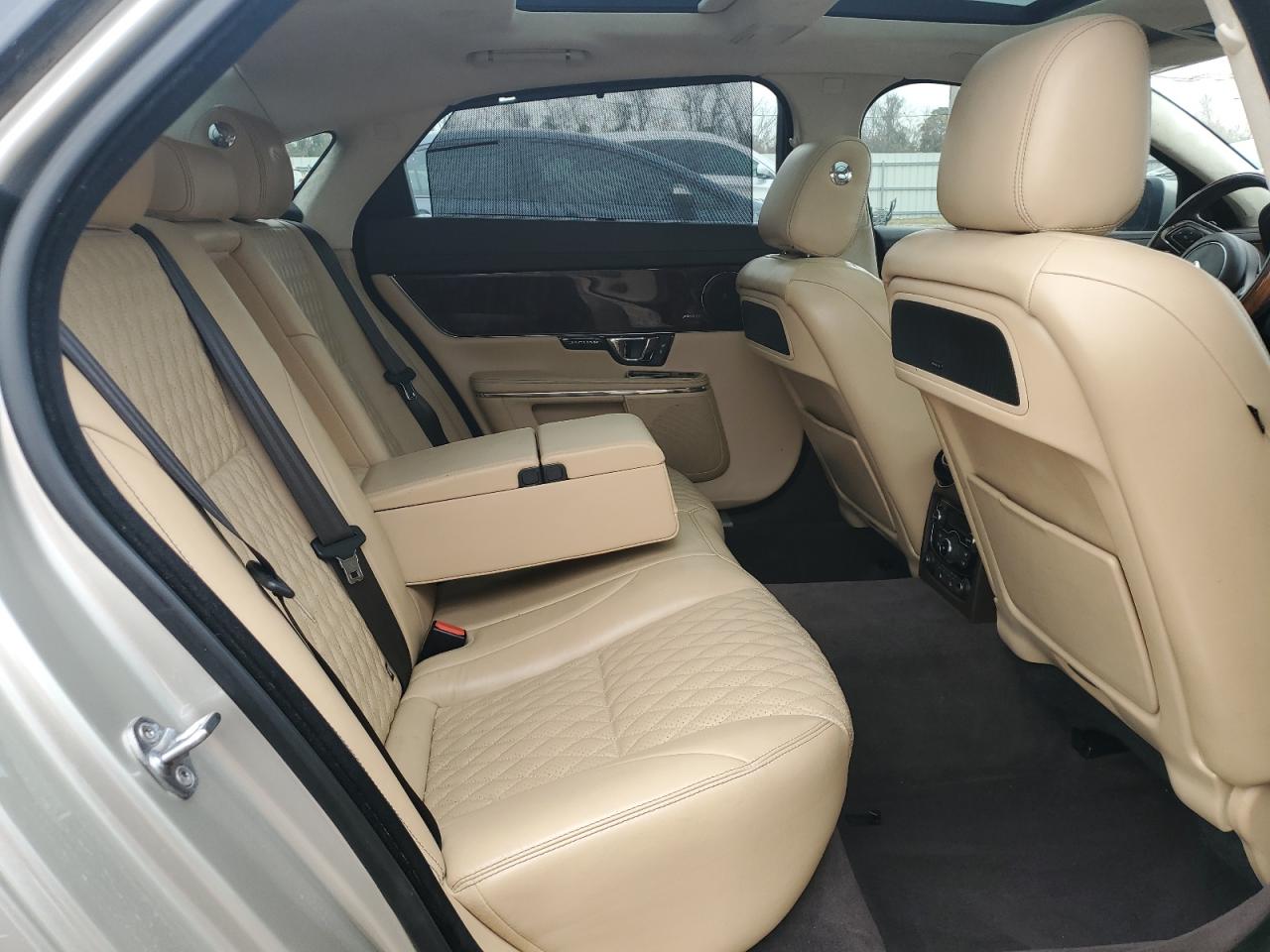 2017 Jaguar XJ - Image 10