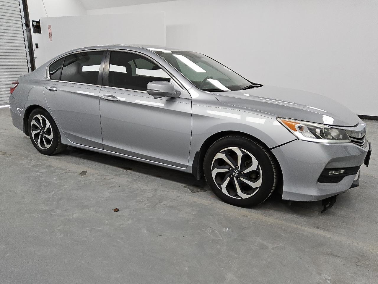 VIN 1HGCR2F83HA074810 2017 HONDA ACCORD no.4