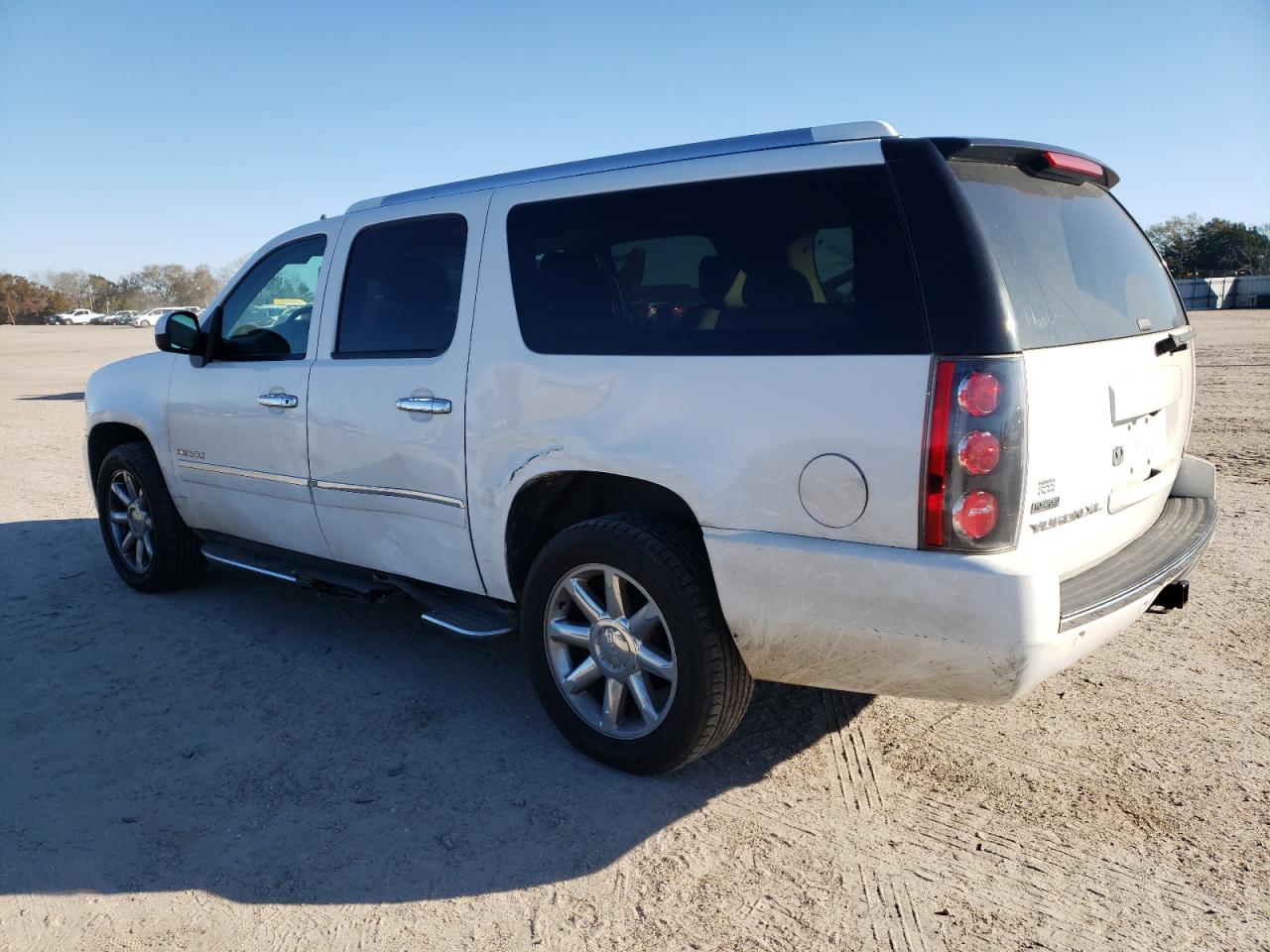 2012 GMC Yukon - Image 2