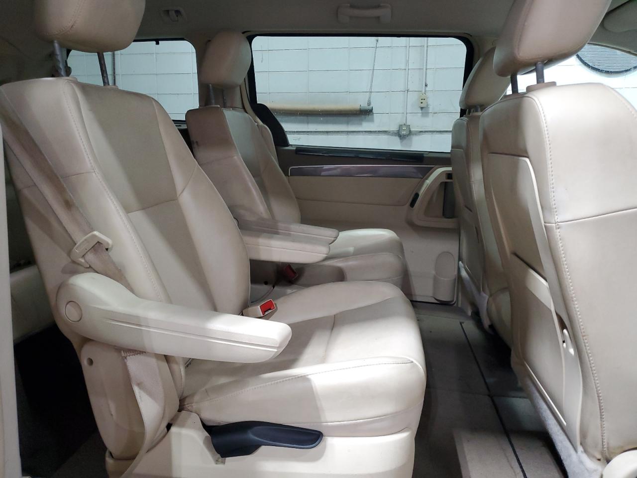 2010 Volkswagen Routan - Image 11