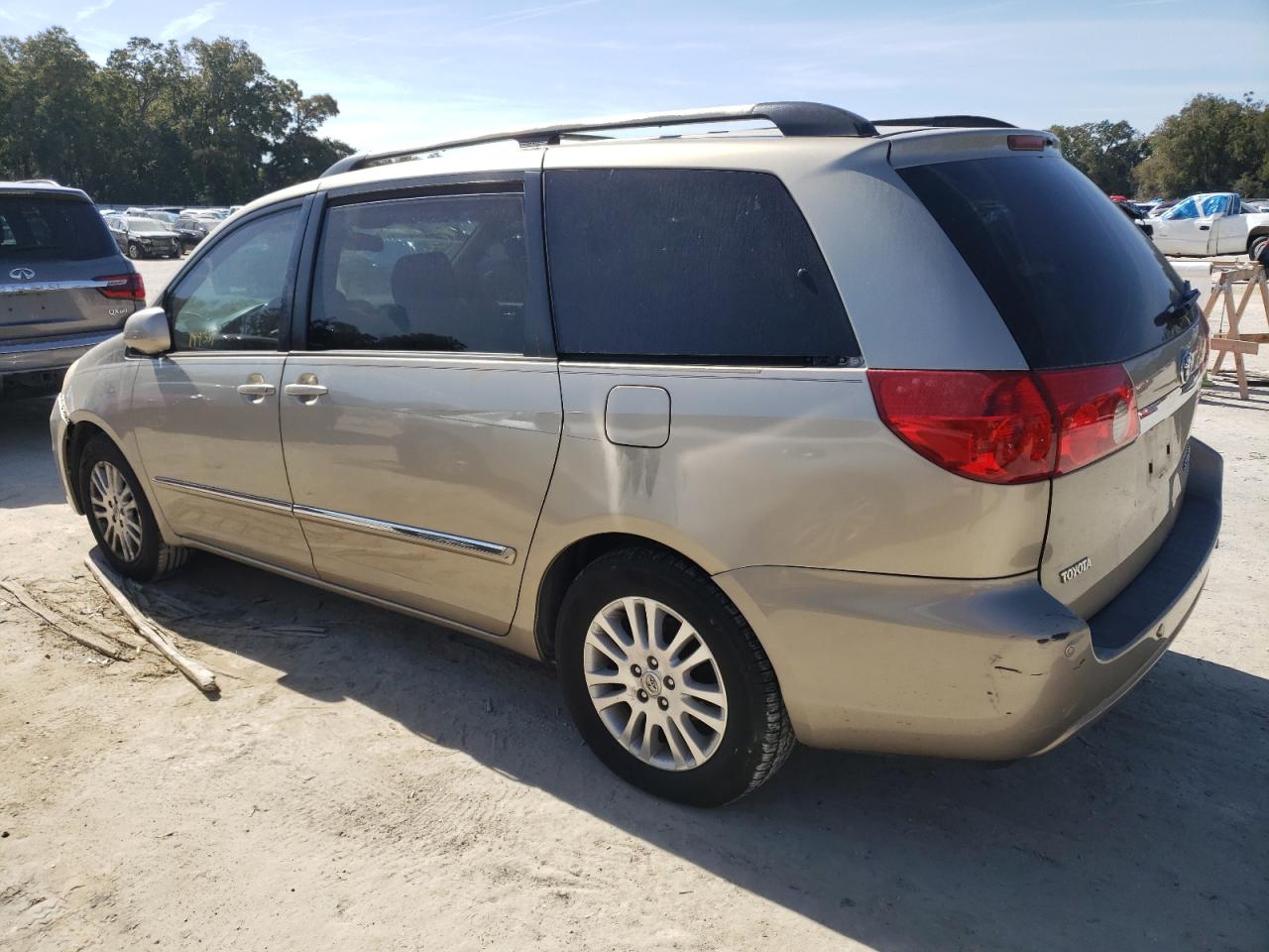2007 Toyota Sienna - Image 2
