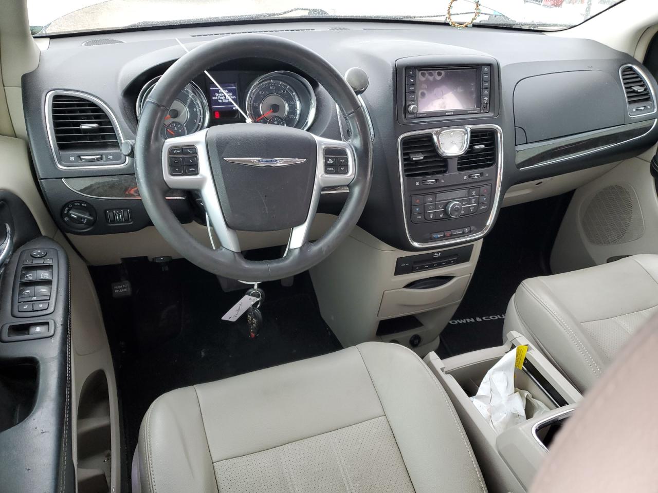 2013 Chrysler Town & Country - Image 8