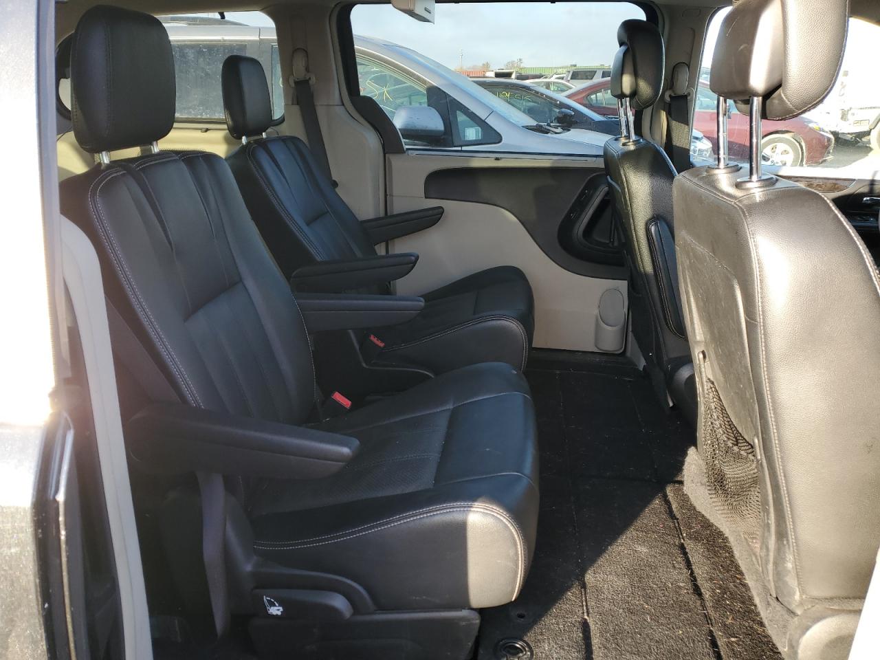 2015 Chrysler Town & Country - Image 11