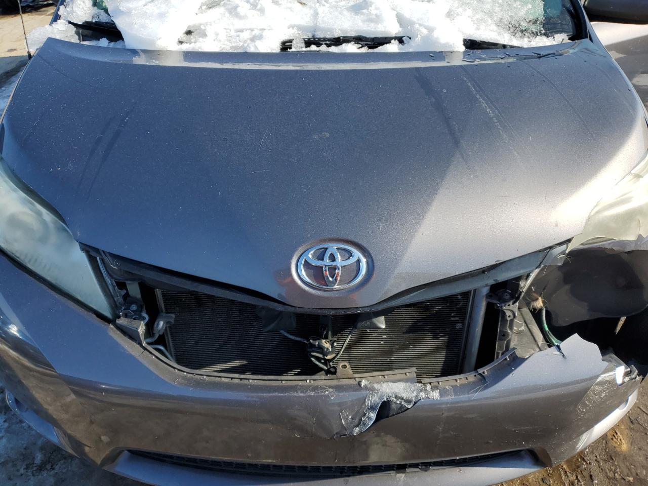 2011 Toyota Sienna - Image 12