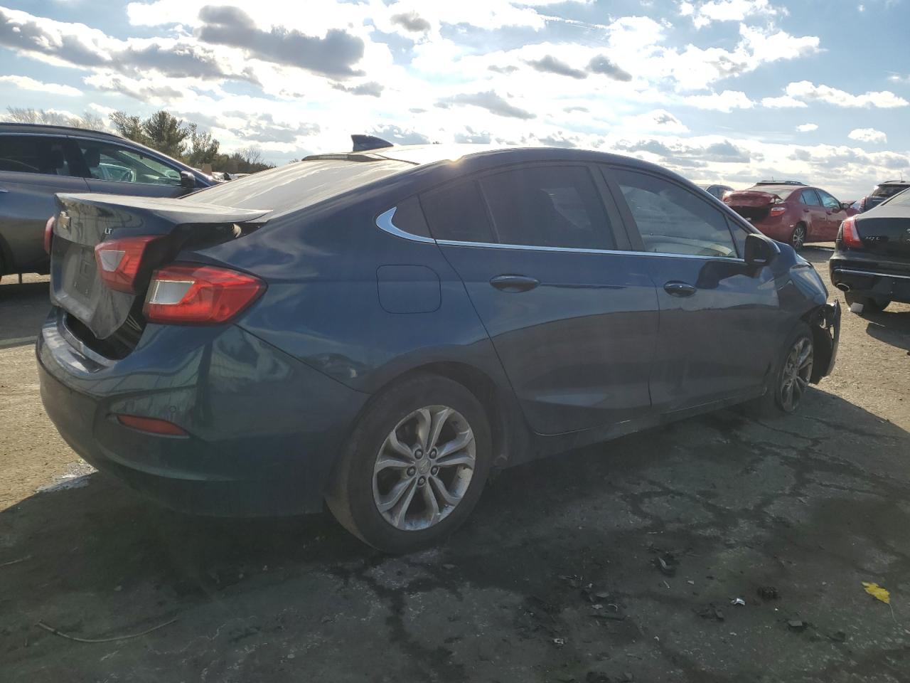 2019 Chevrolet Cruze - Image 3