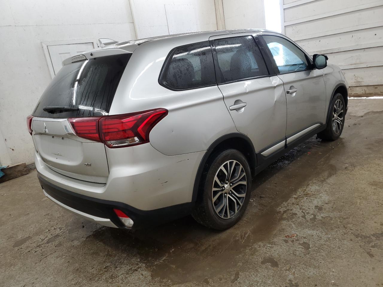 2018 Mitsubishi Outlander - Image 3