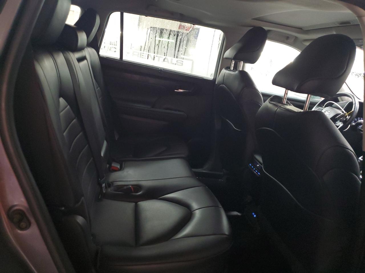 2022 Toyota Highlander - Image 10