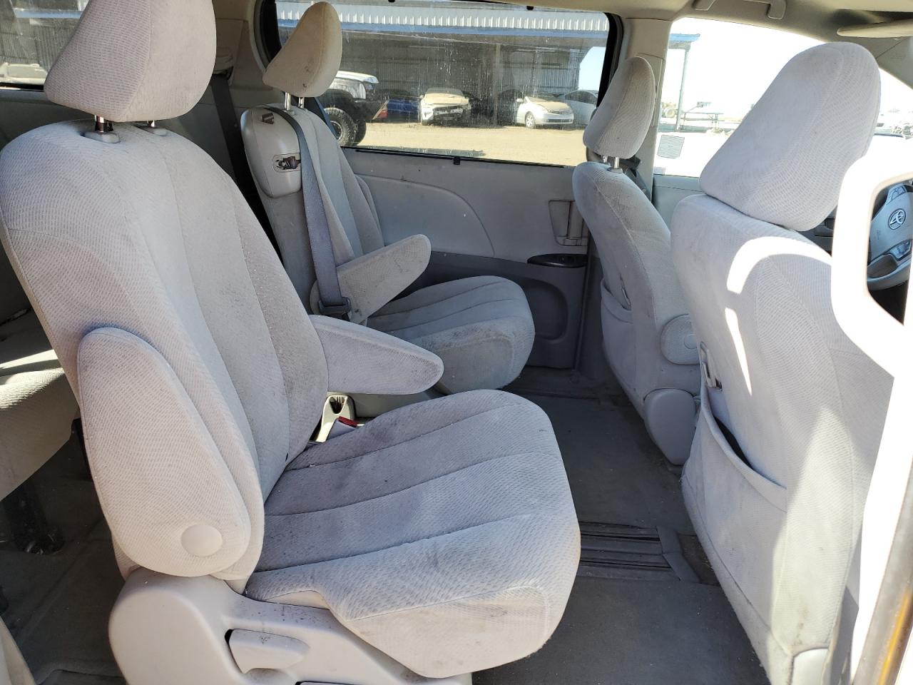 2013 Toyota Sienna - Image 11