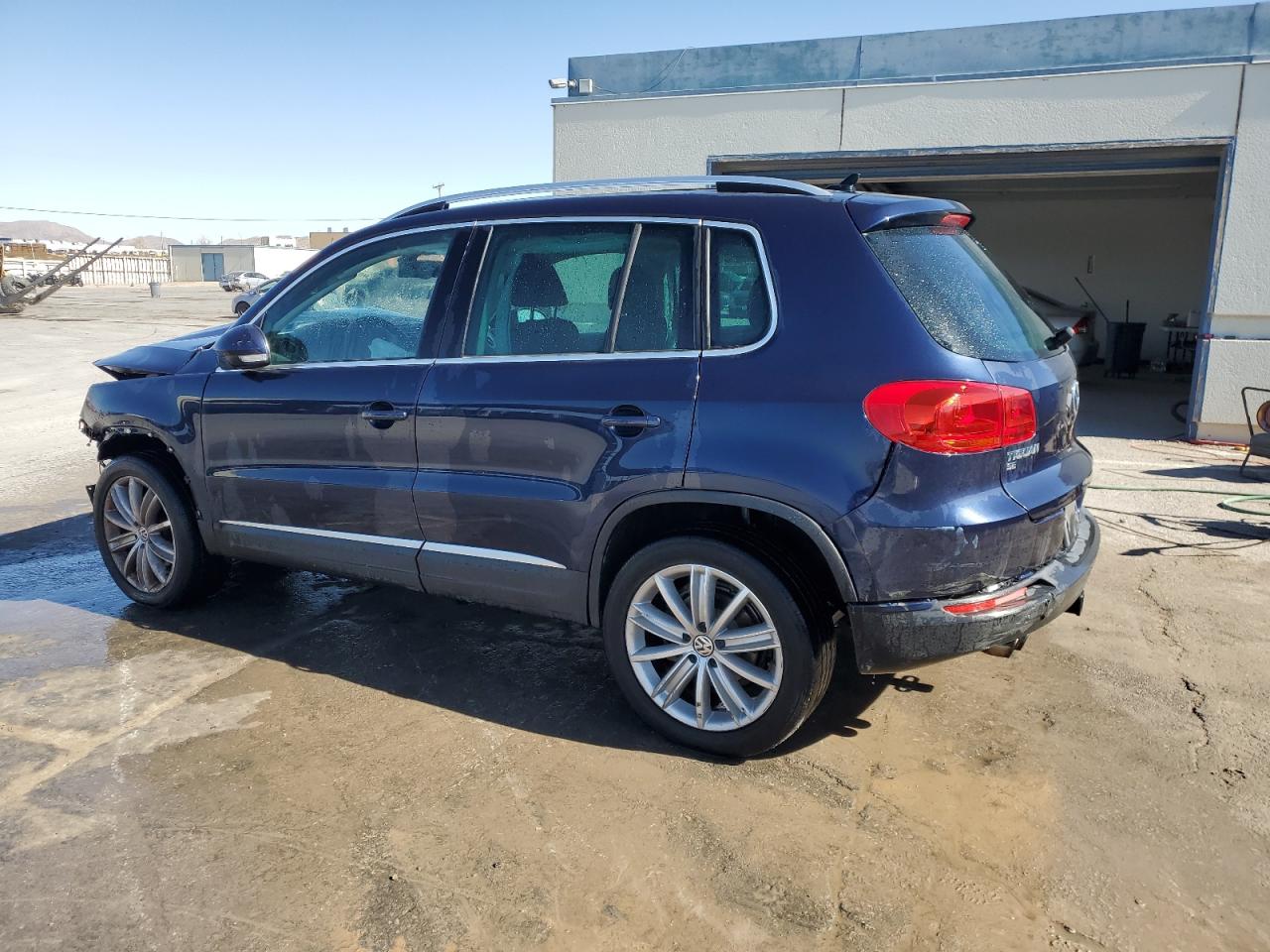 2016 Volkswagen Tiguan - Image 2