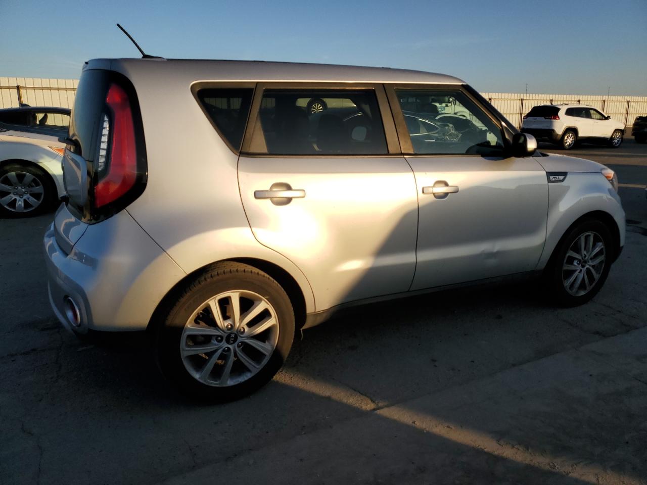 VIN KNDJP3A55K7646172 2019 KIA SOUL no.3