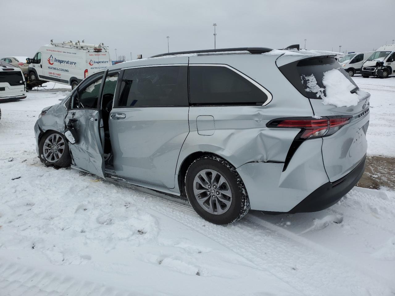 2021 Toyota Sienna - Image 2