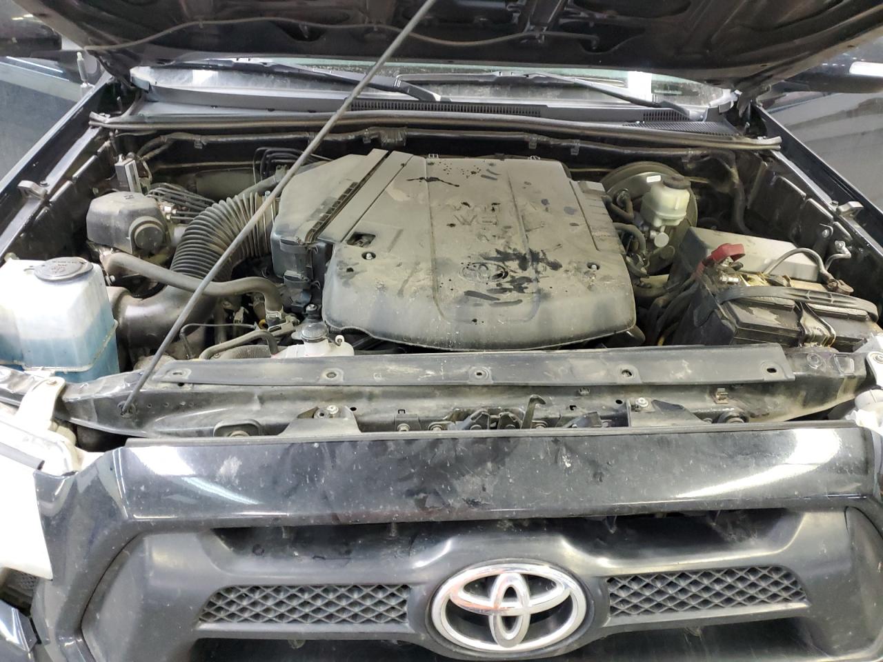 2015 Toyota Tacoma - Image 12