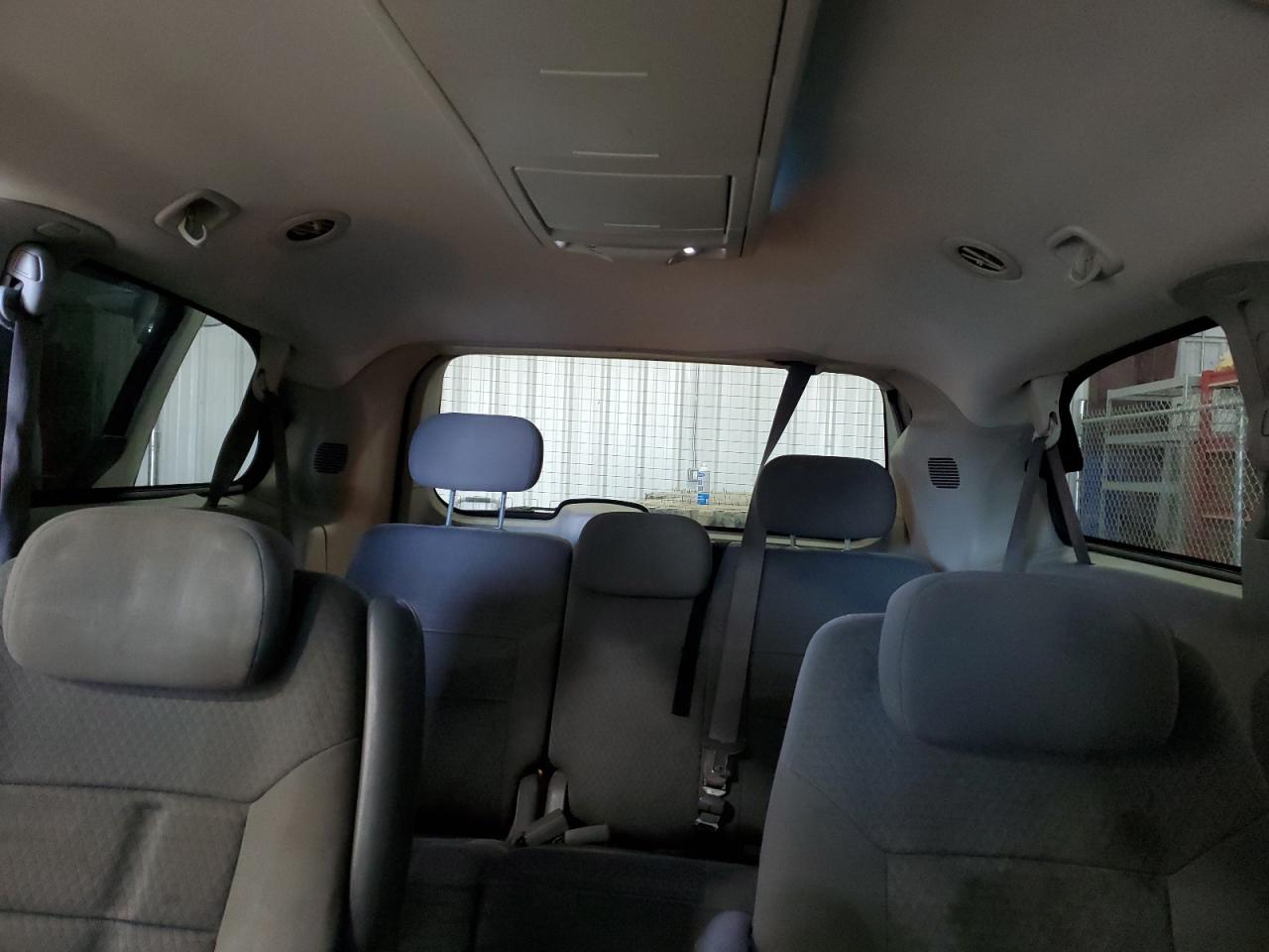 2010 Chrysler Town & Country - Image 10