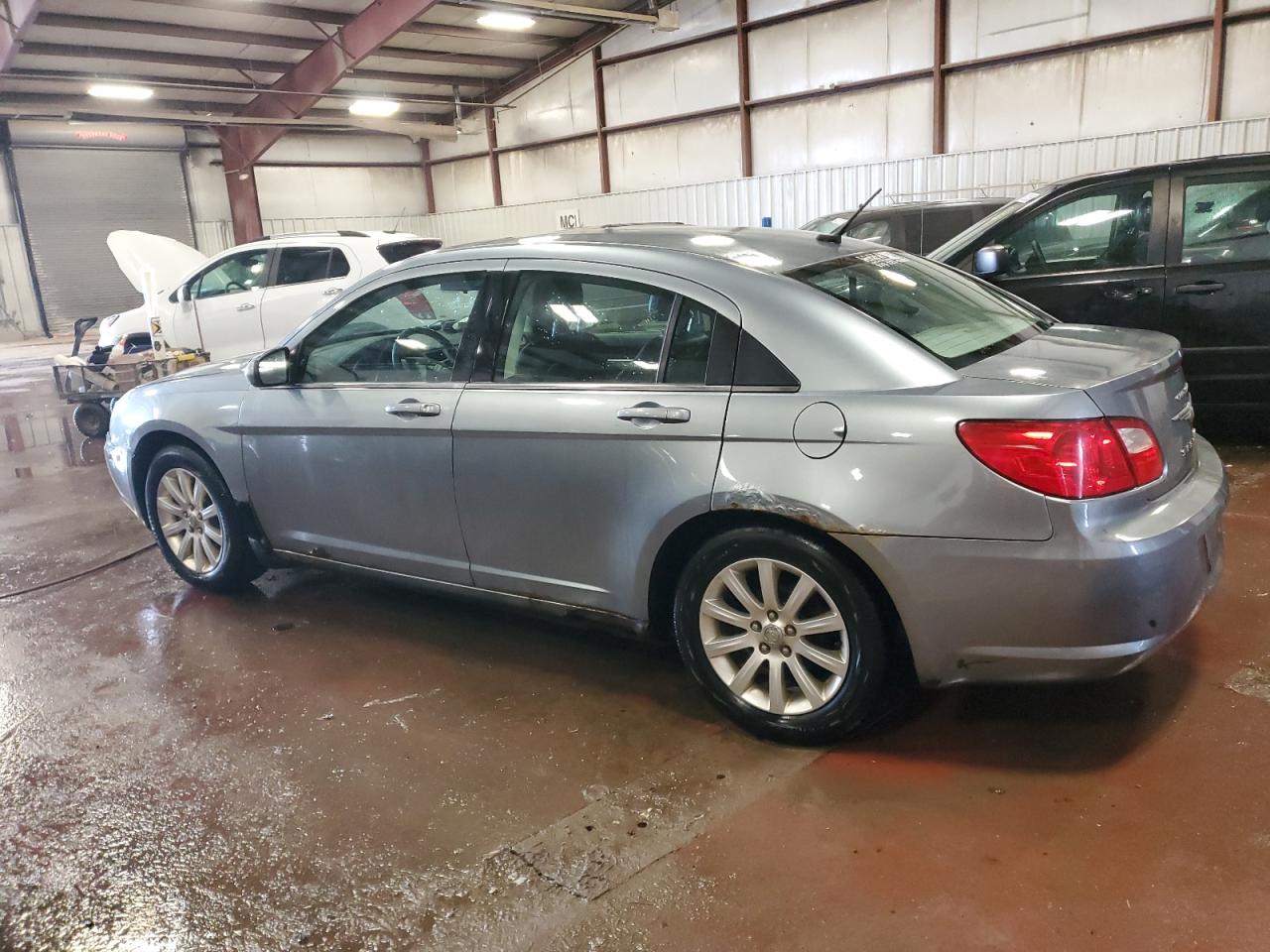 2010 Chrysler Sebring - Image 2