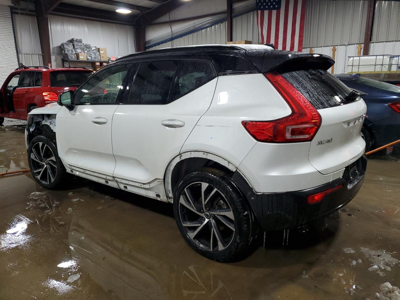 2022 Volvo XC40 - Image 2