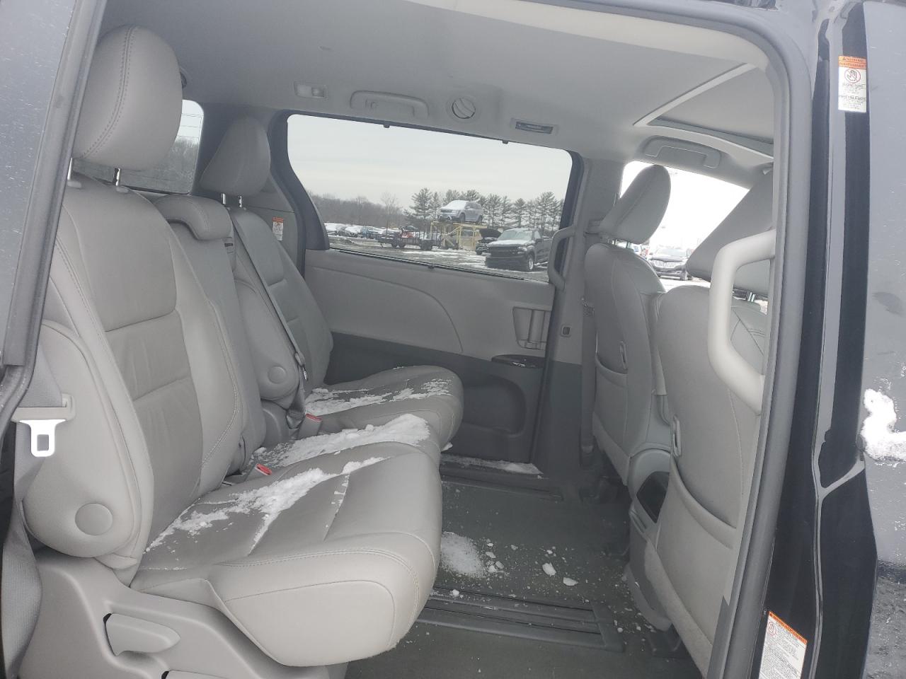 2017 Toyota Sienna - Image 11