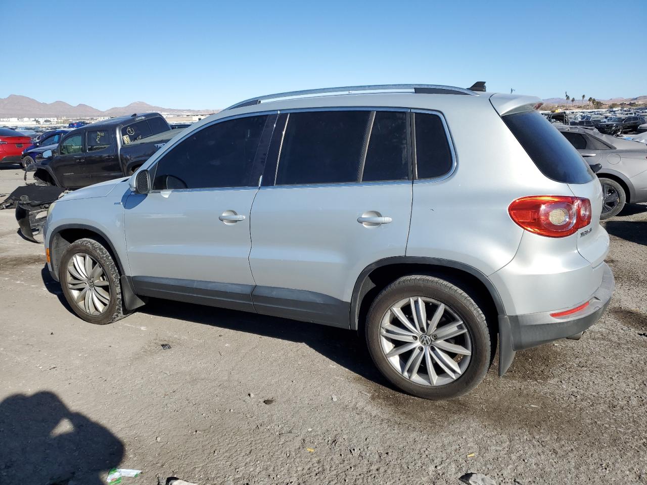 2010 Volkswagen Tiguan - Image 2