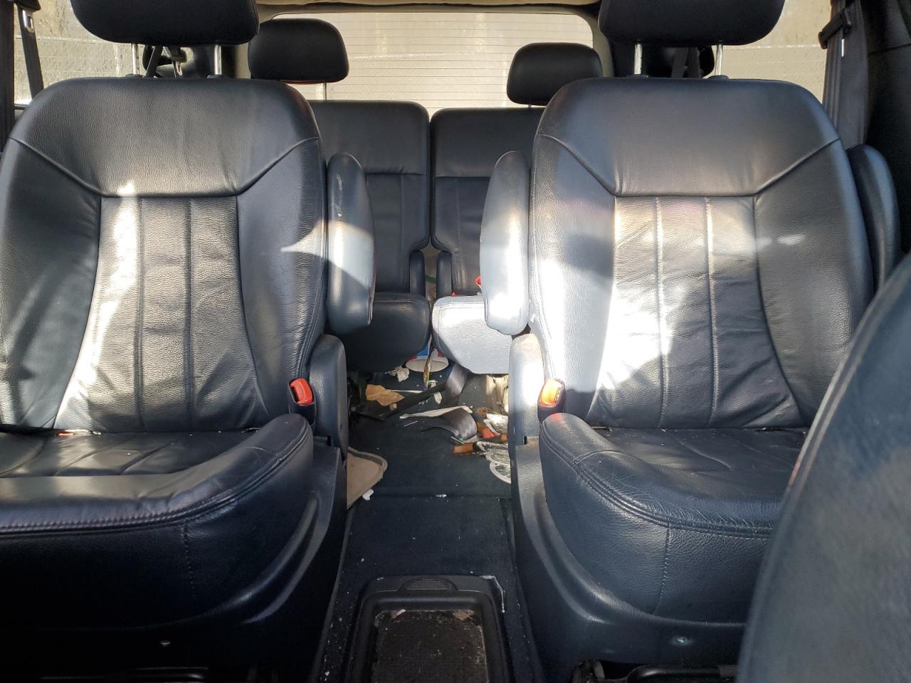 2002 Chrysler Town & Country - Image 10