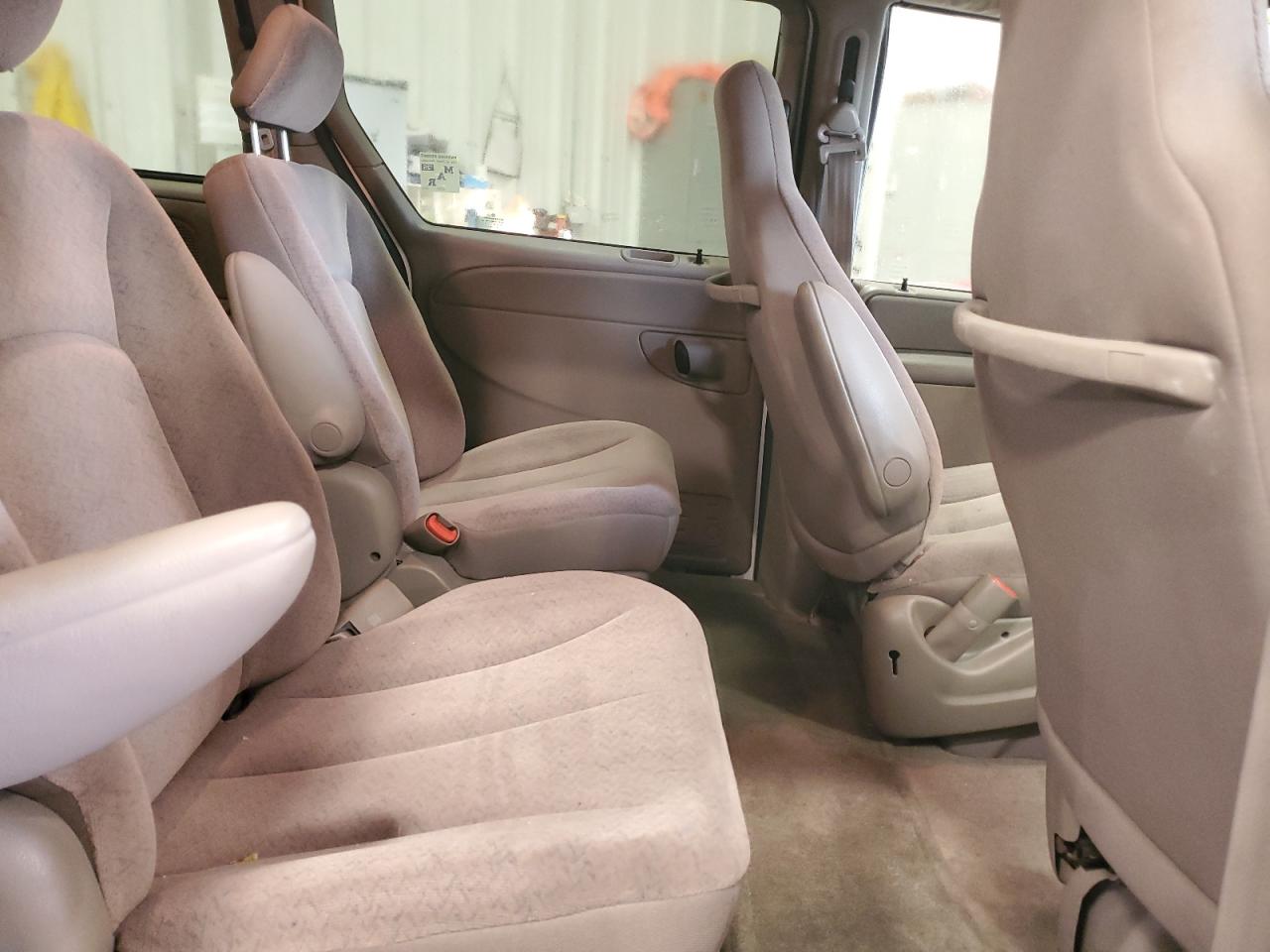 2003 Dodge Caravan - Image 11