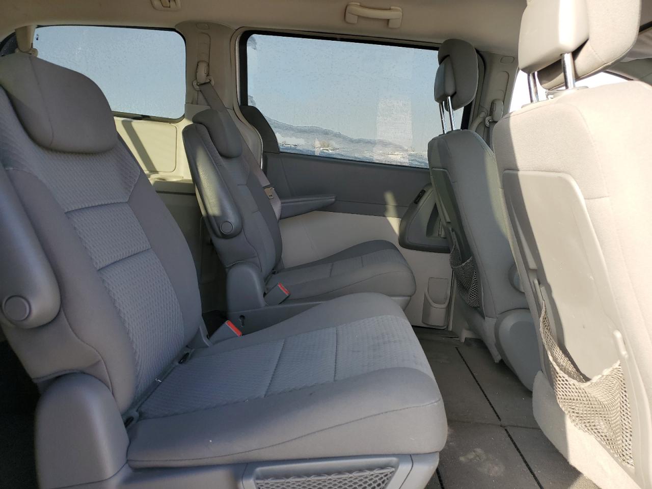 2010 Chrysler Town & Country - Image 11
