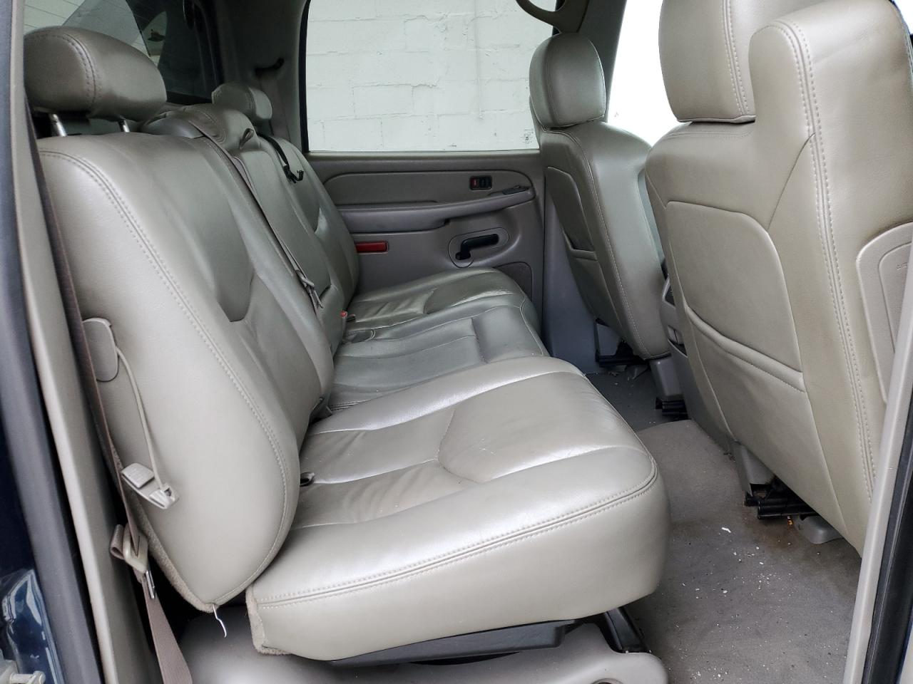 2006 Chevrolet Avalanche - Image 11
