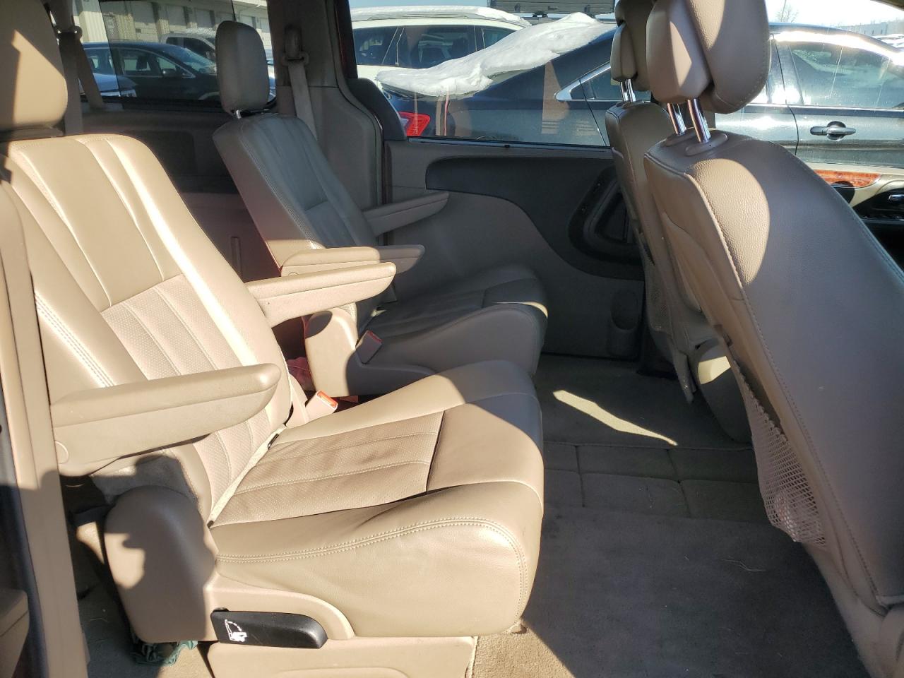 2015 Chrysler Town & Country - Image 11