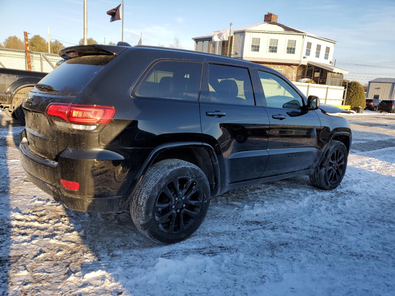 2018 Jeep Grand Cherokee - Image 3