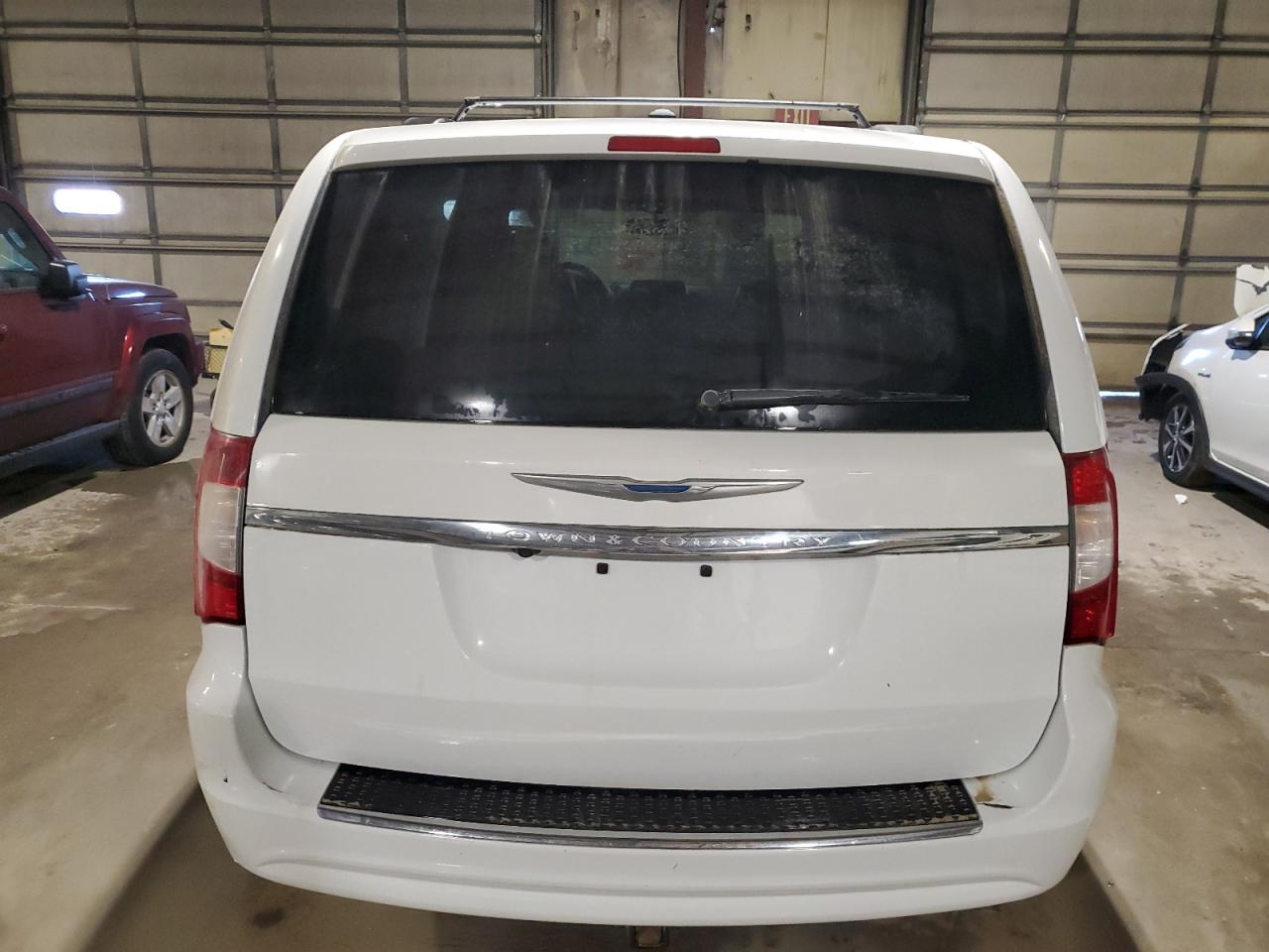 2016 Chrysler Town & Country - Image 6