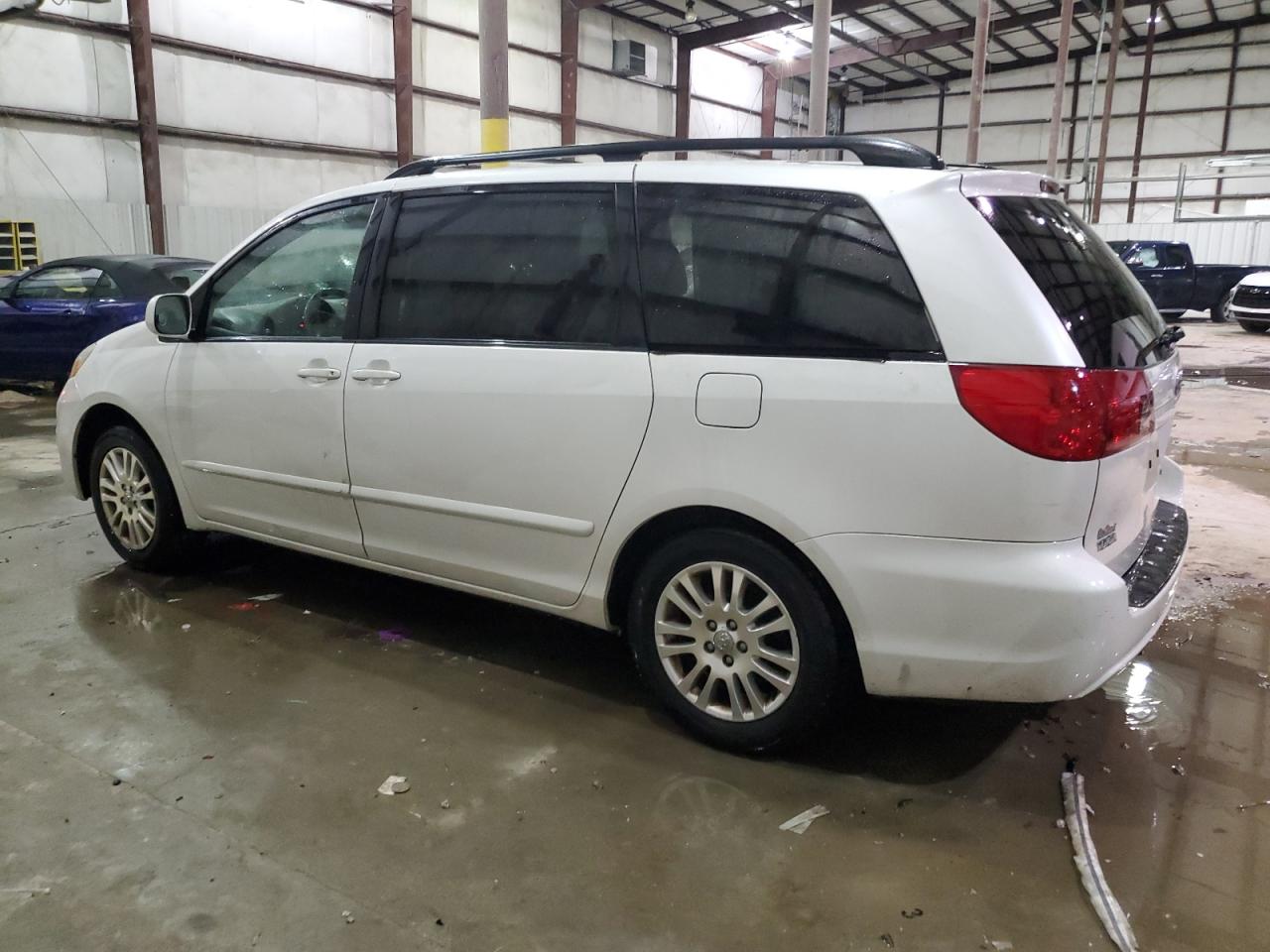 2007 Toyota Sienna - Image 2