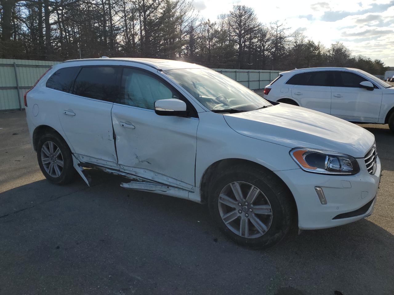2017 Volvo XC60 - Image 4
