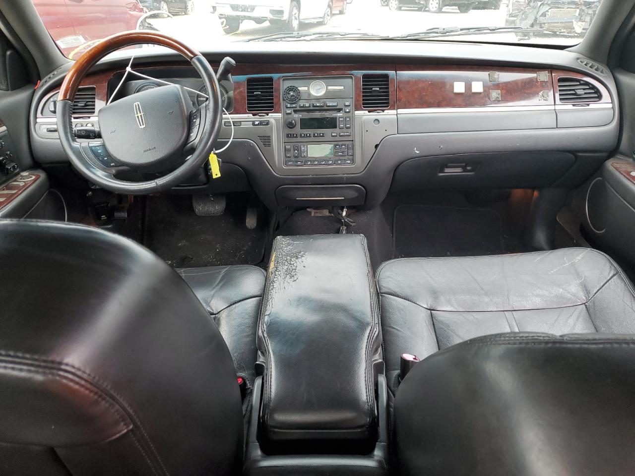 2009 Lincoln Town Car - Image 8