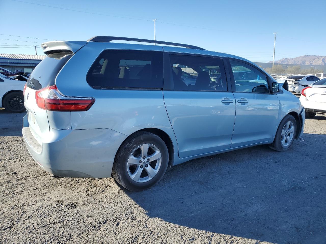 2015 Toyota Sienna - Image 3