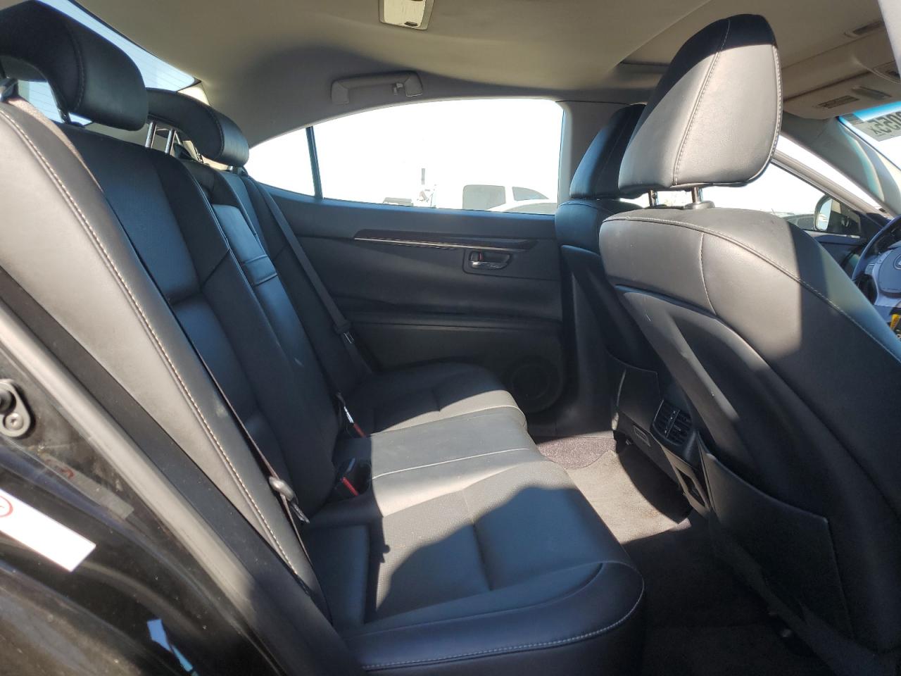 2014 Lexus ES - Image 10