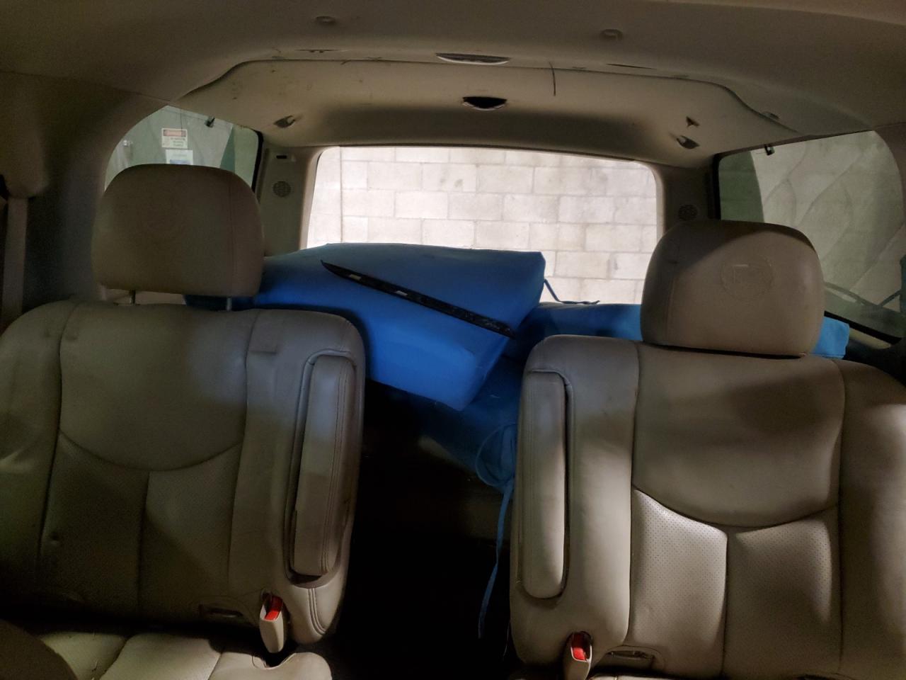 2005 Cadillac Escalade - Image 10