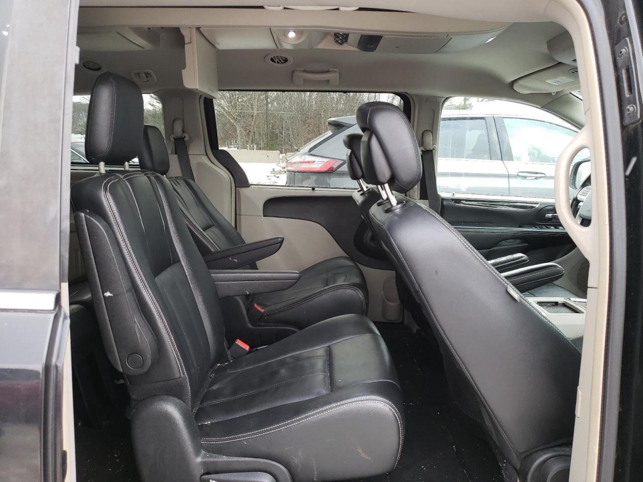 2015 Chrysler Town & Country - Image 11