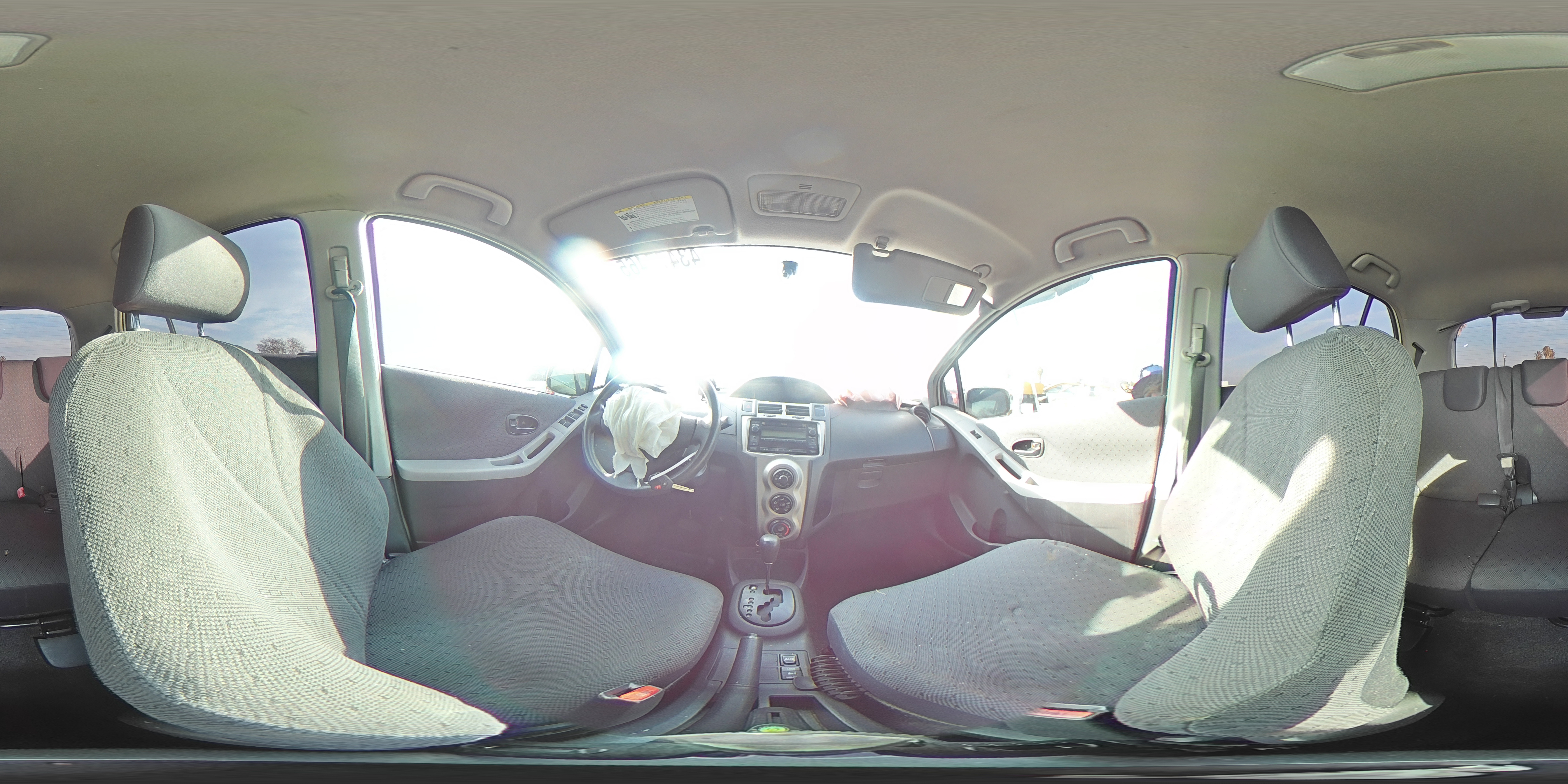 2010 Toyota Yaris - Image 13