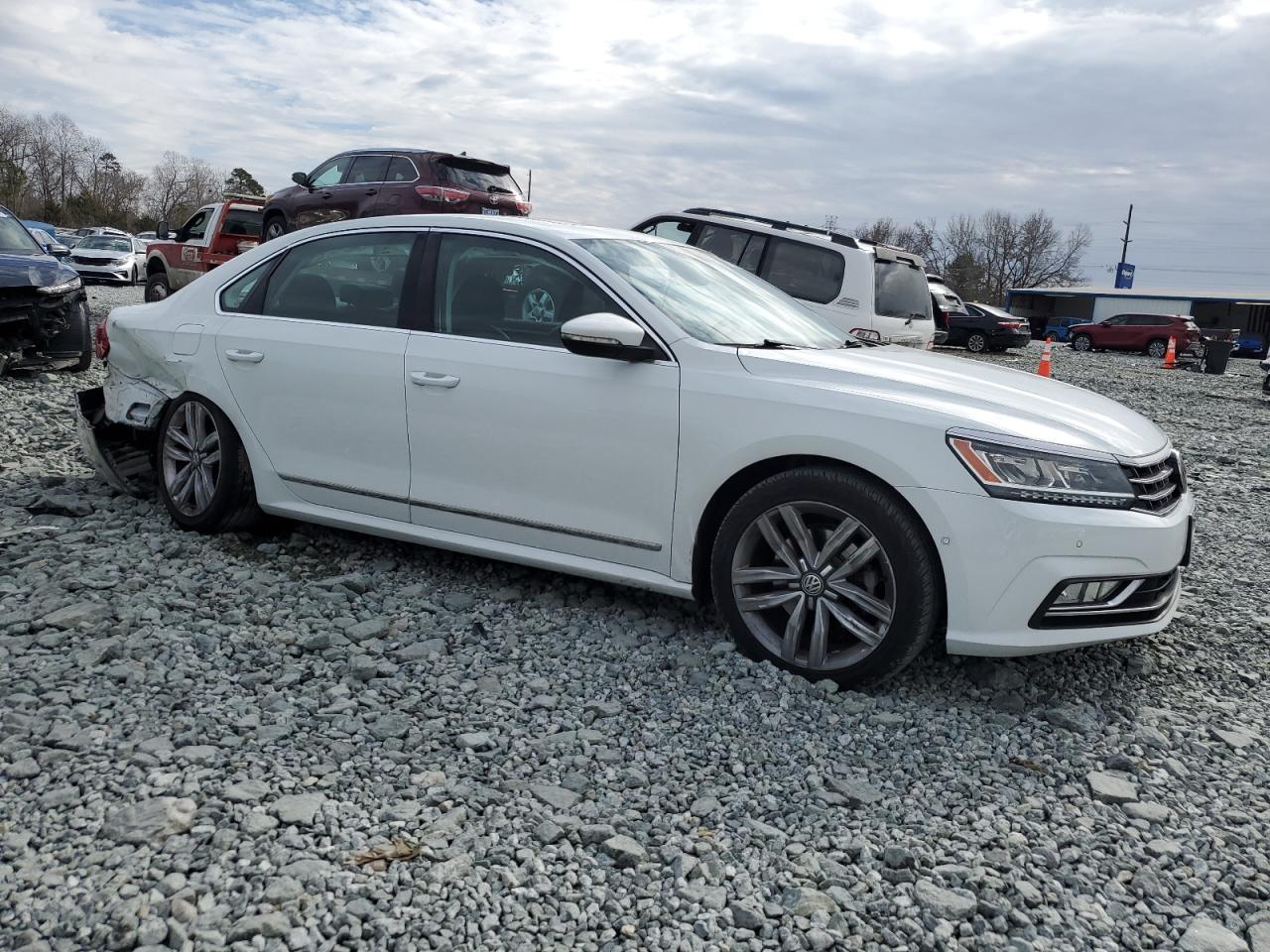 2017 Volkswagen Passat - Image 4