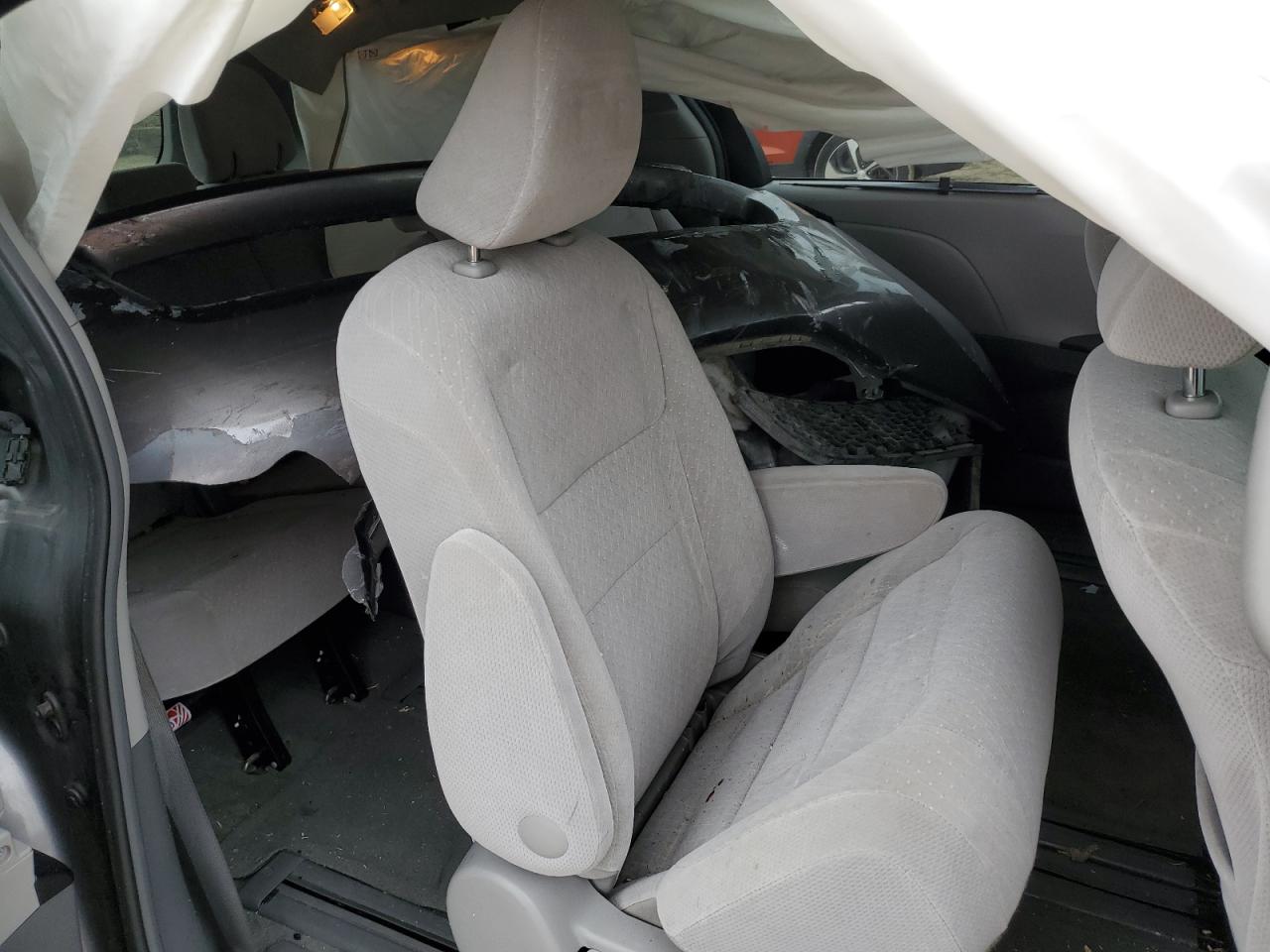 2017 Toyota Sienna - Image 11