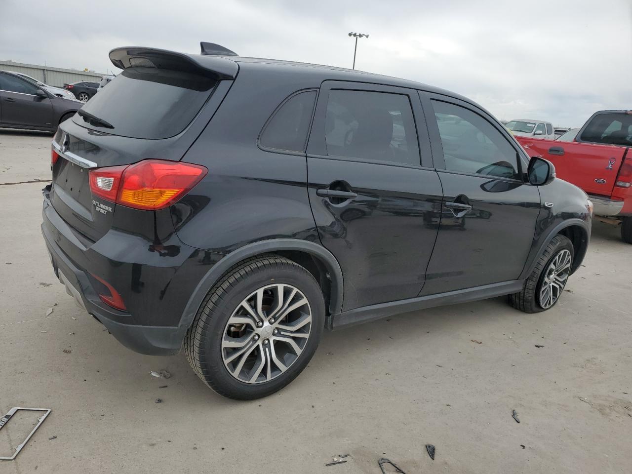 2018 Mitsubishi Outlander - Image 3