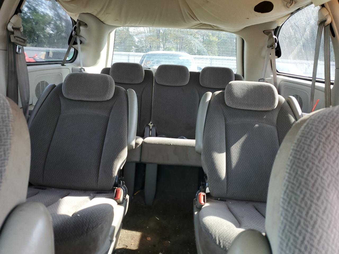 2005 Chrysler Town & Country - Image 10