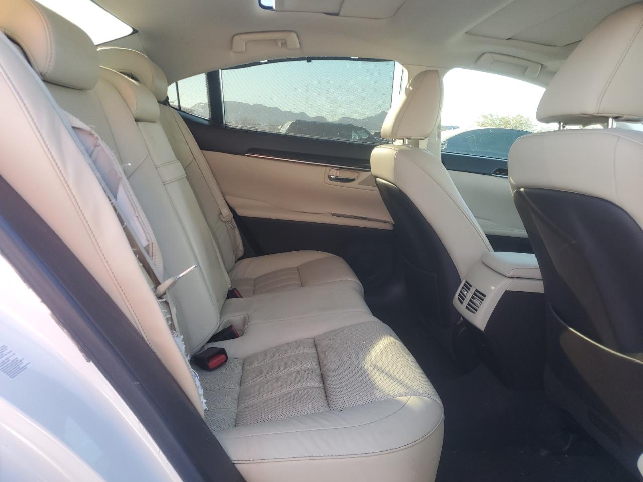 2016 Lexus ES - Image 10