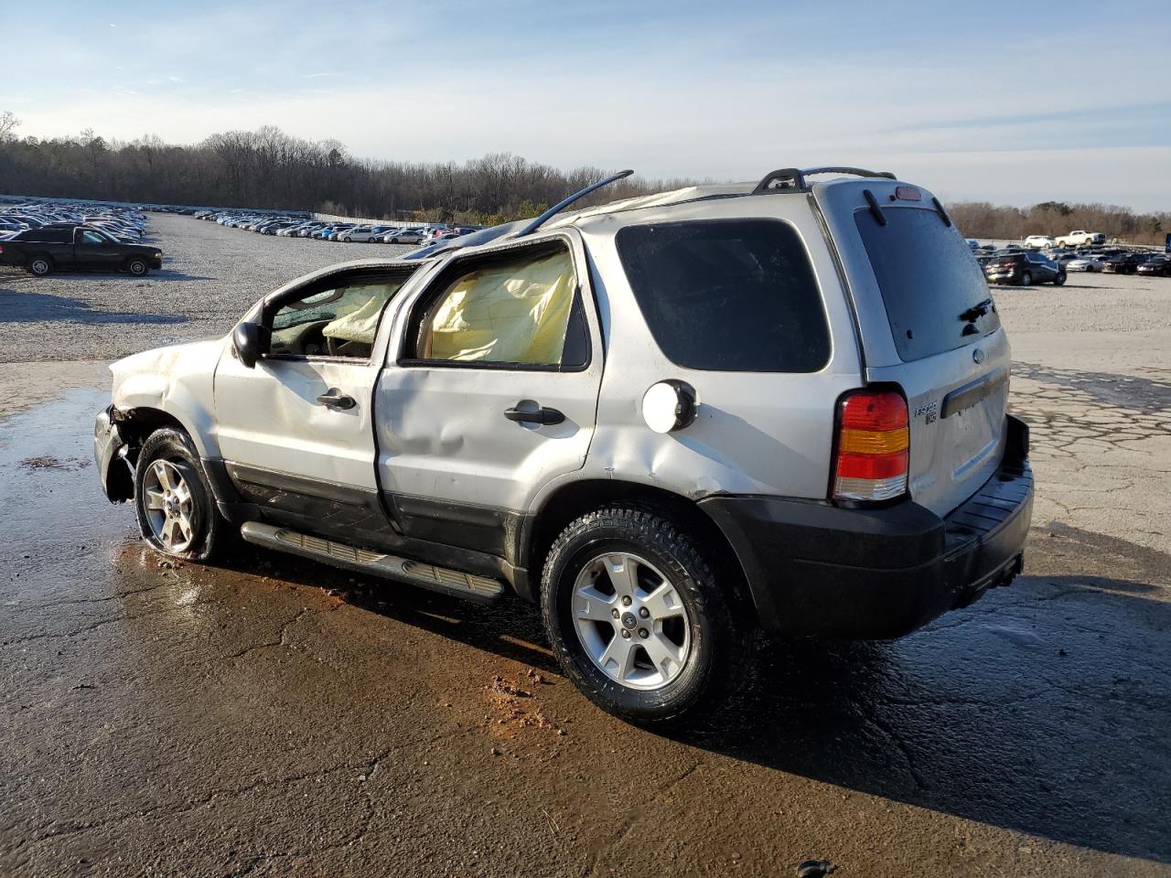 2005 Ford Escape - Image 2