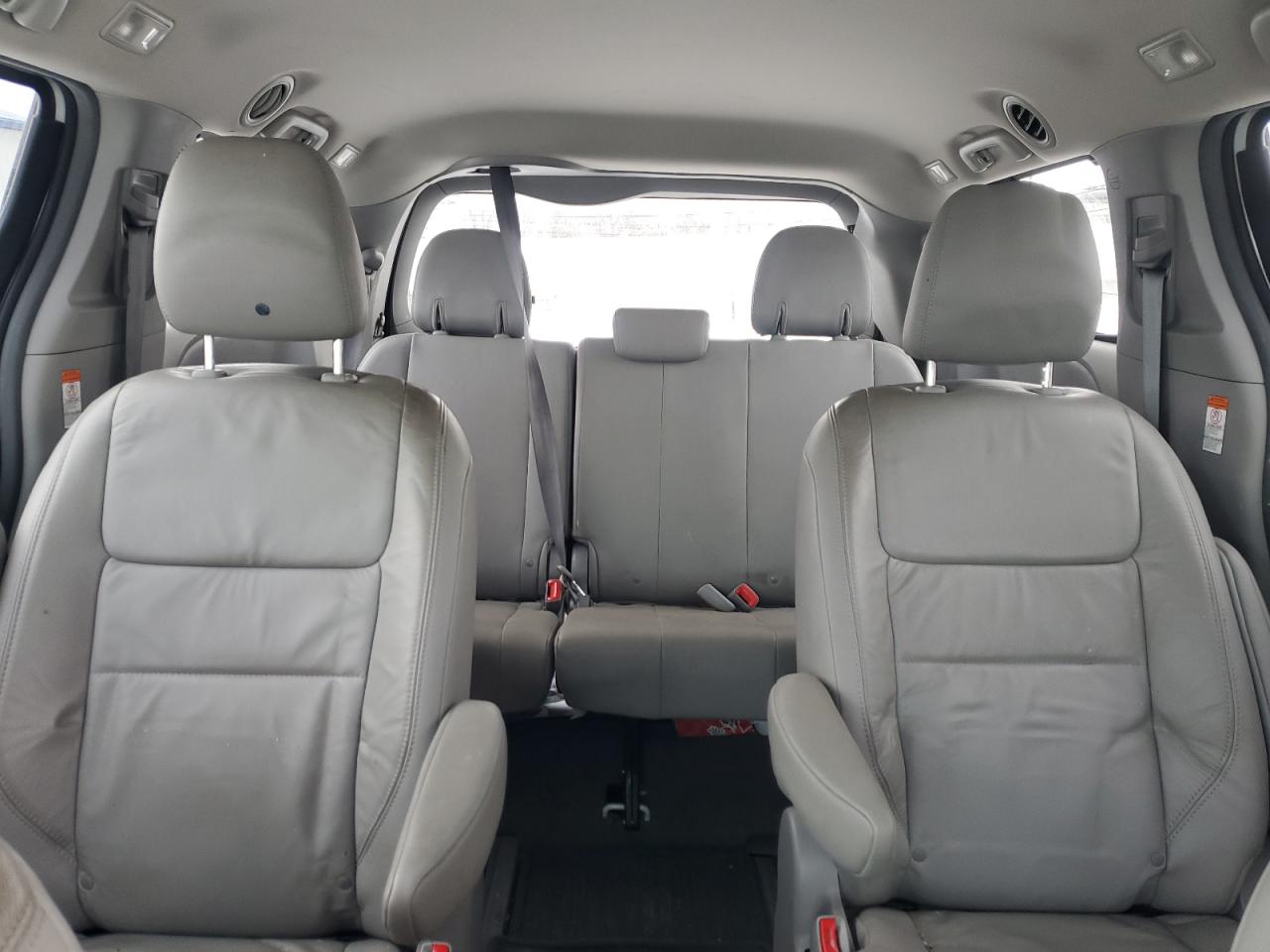 2015 Toyota Sienna - Image 10