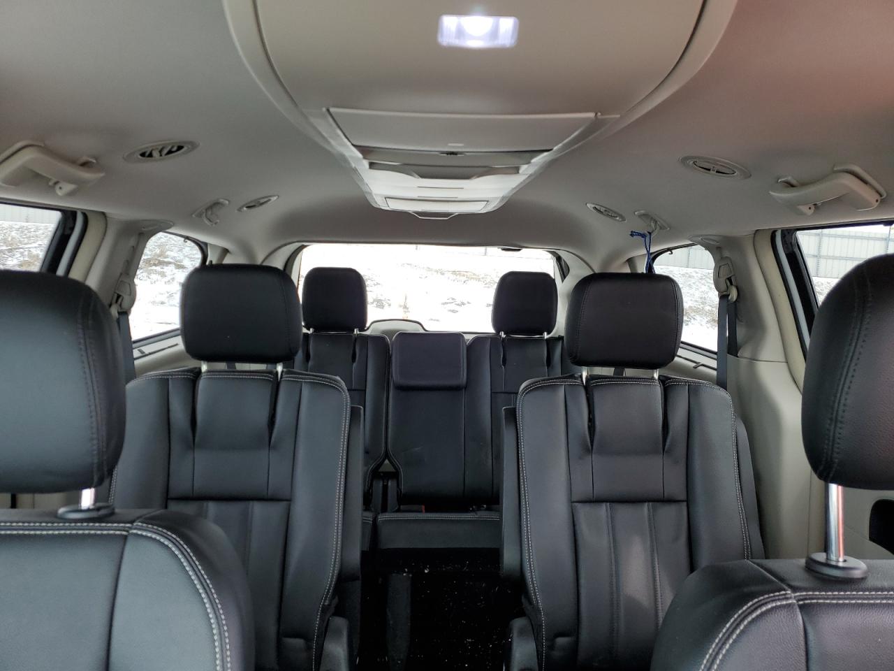 2016 Chrysler Town & Country - Image 10