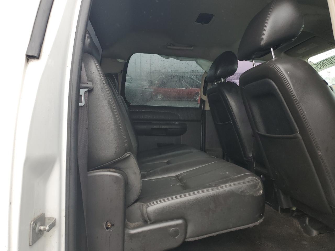 2012 Chevrolet Silverado - Image 11