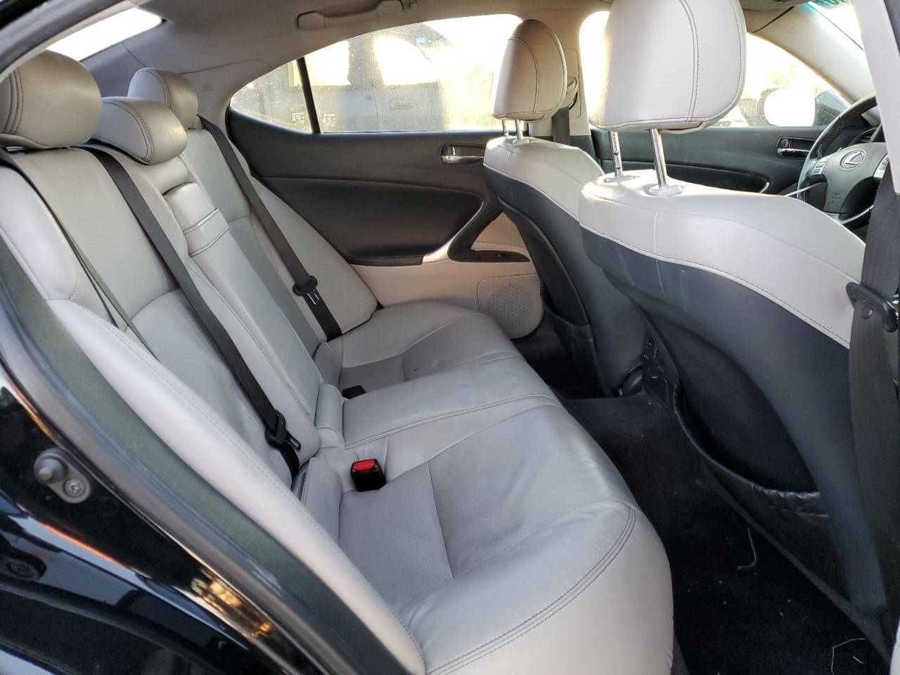 2011 Lexus IS - Image 10