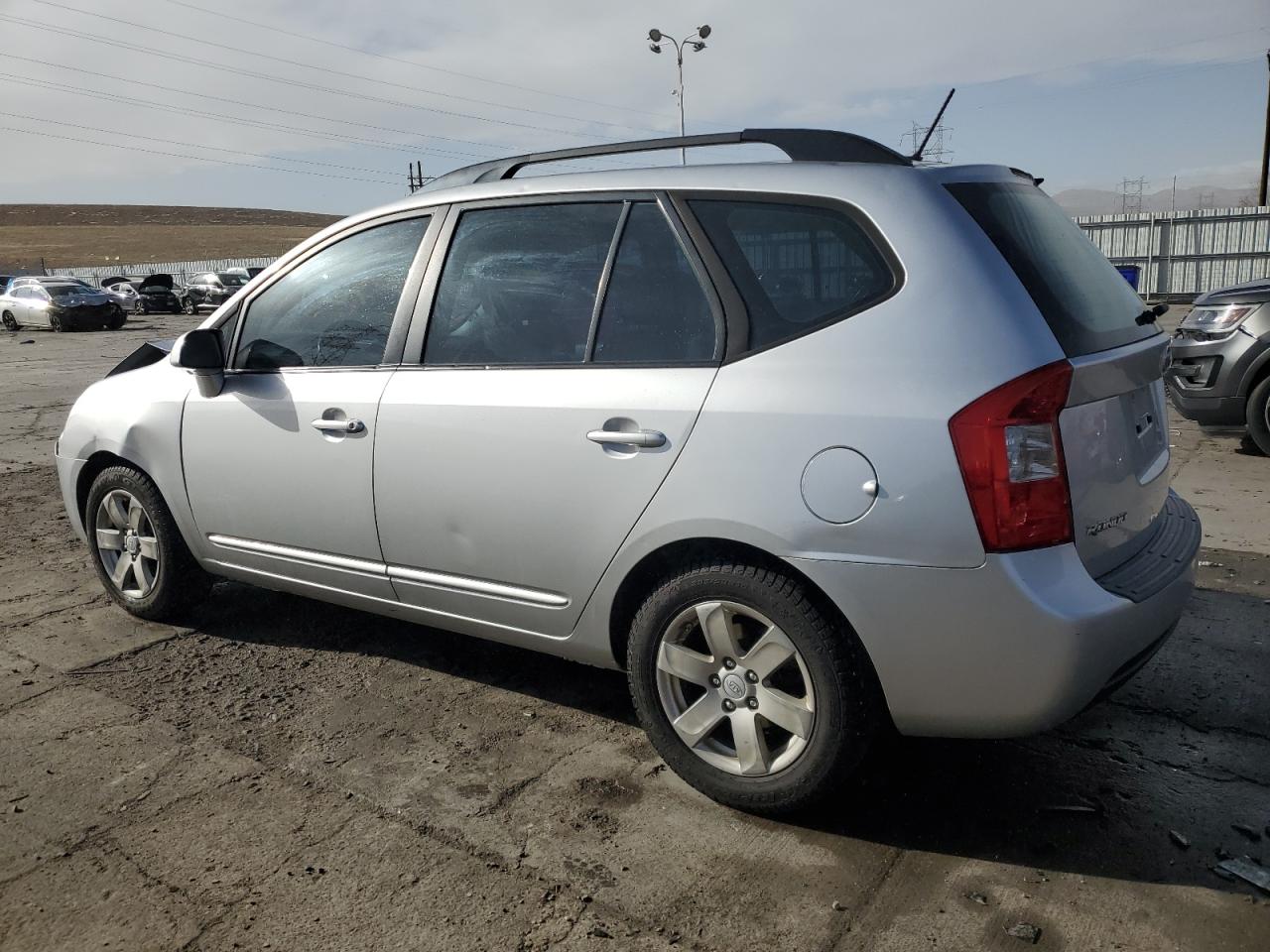 2009 Kia Rondo - Image 2