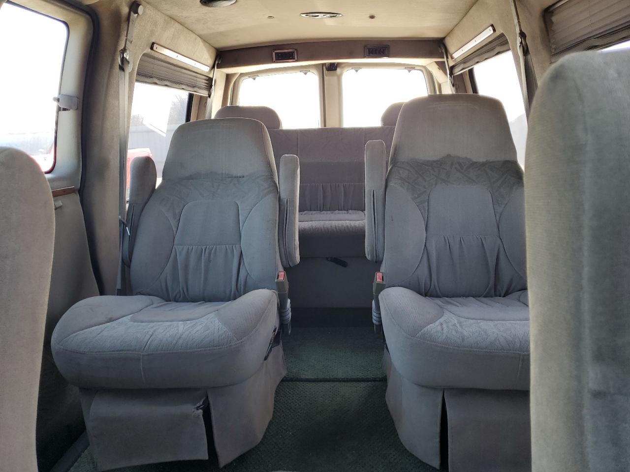 2001 Chevrolet Express - Image 10